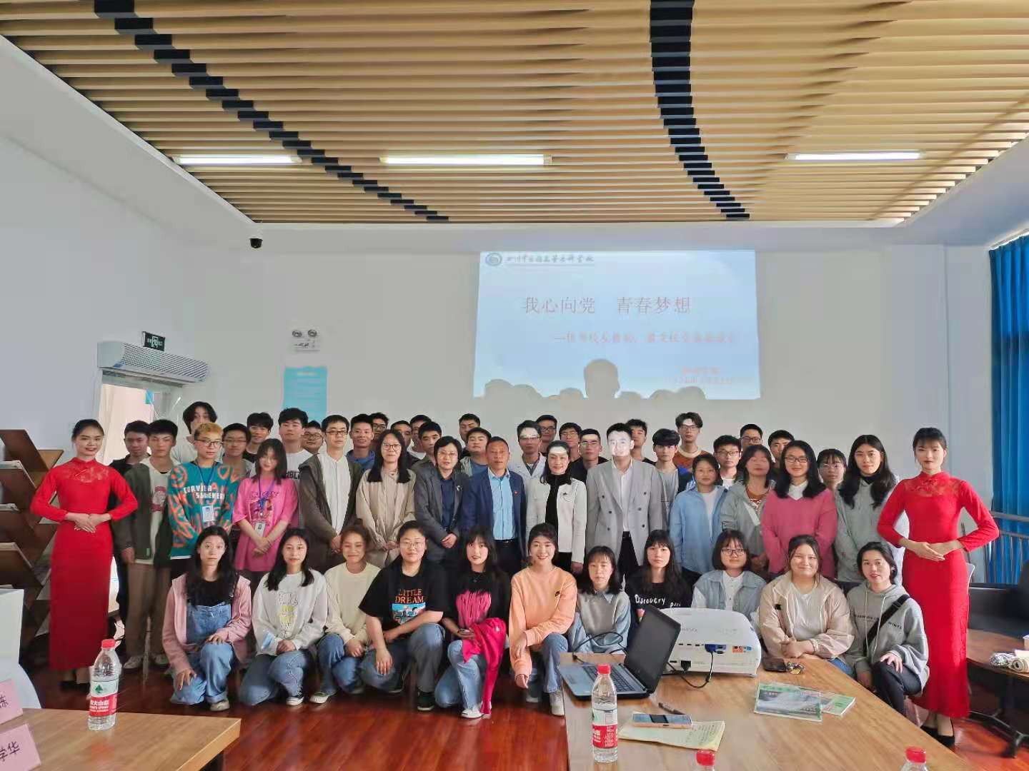 座谈会师生合影